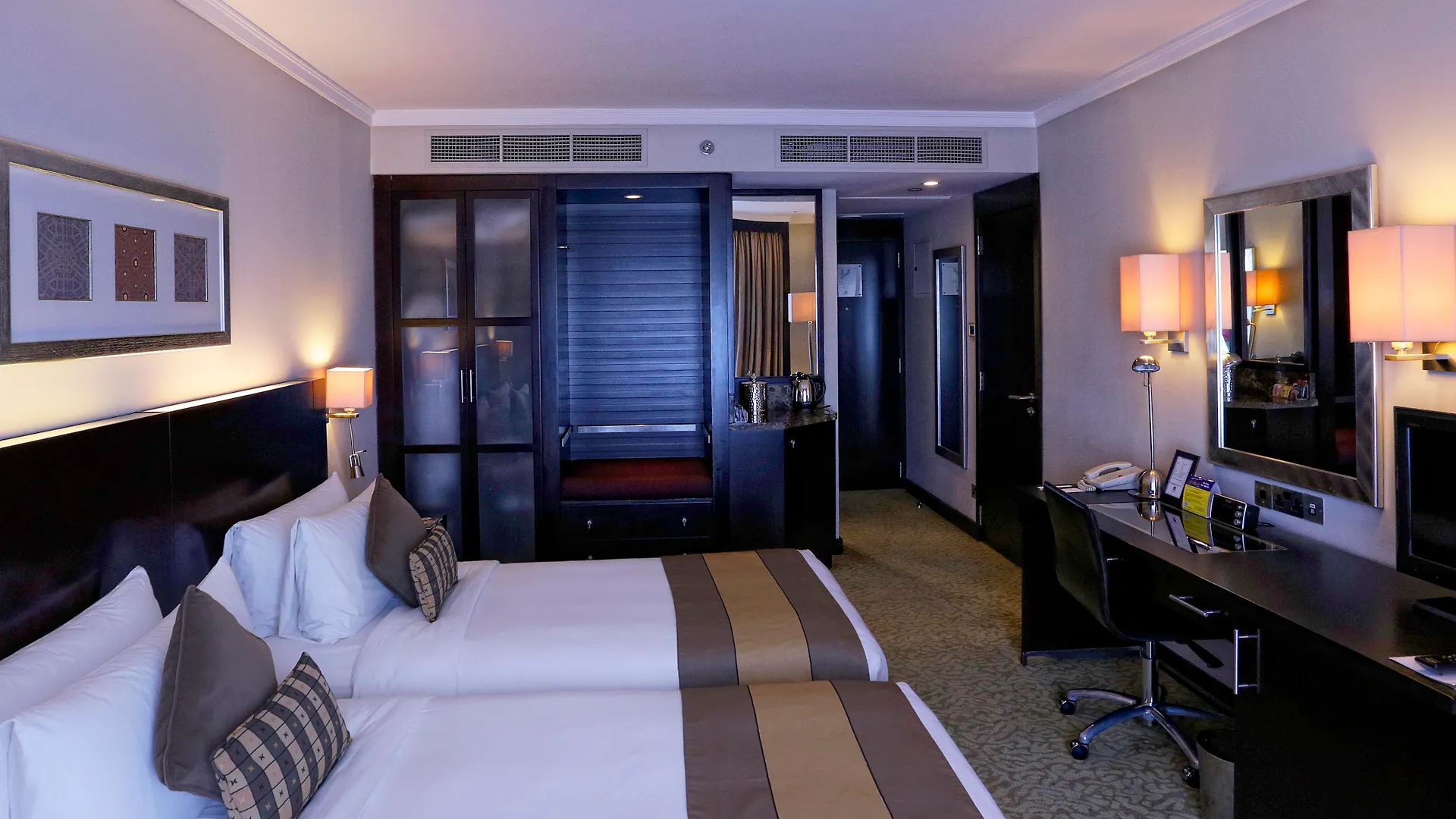 Ramada Plaza By Wyndham Dubai Deira Hotell